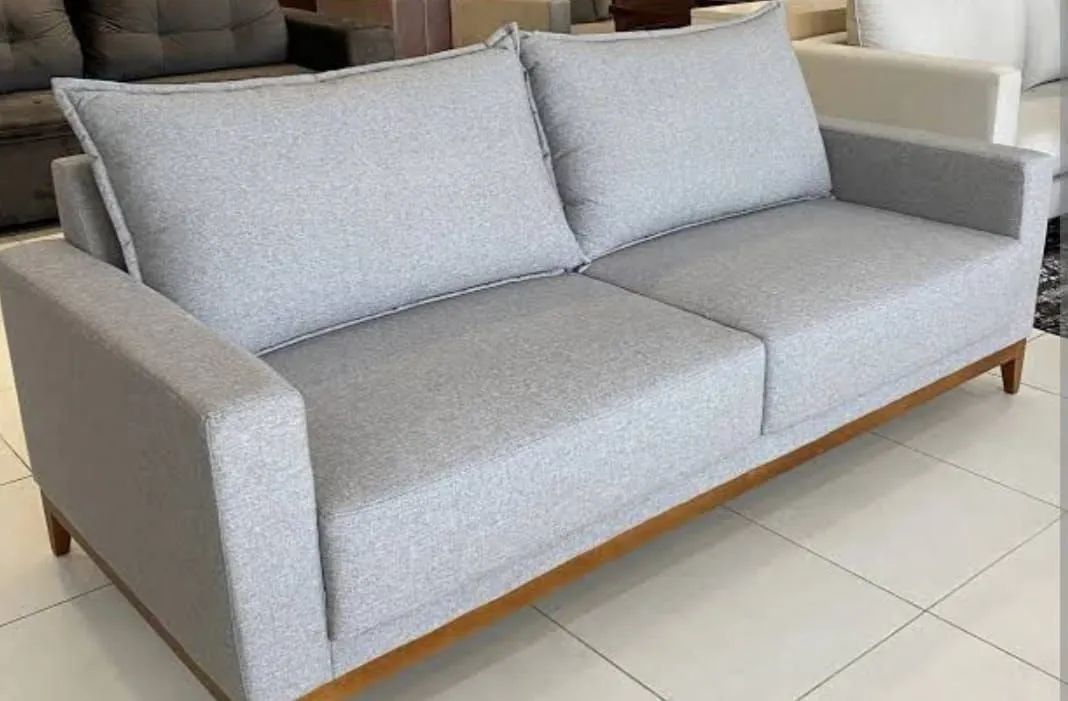 Sofá living base de madeira 