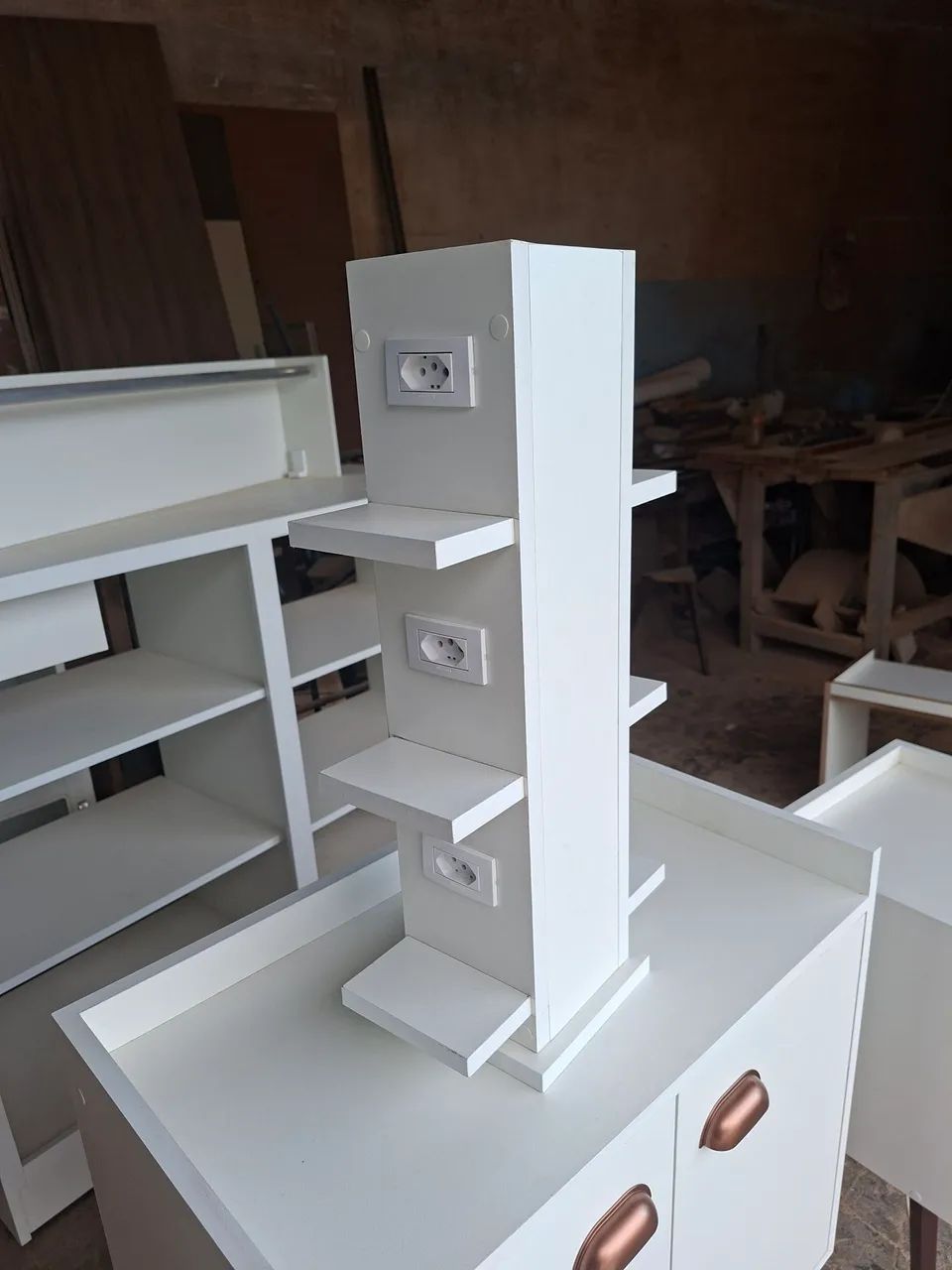 Torre de Tomadas e Prateleiras para Escritório