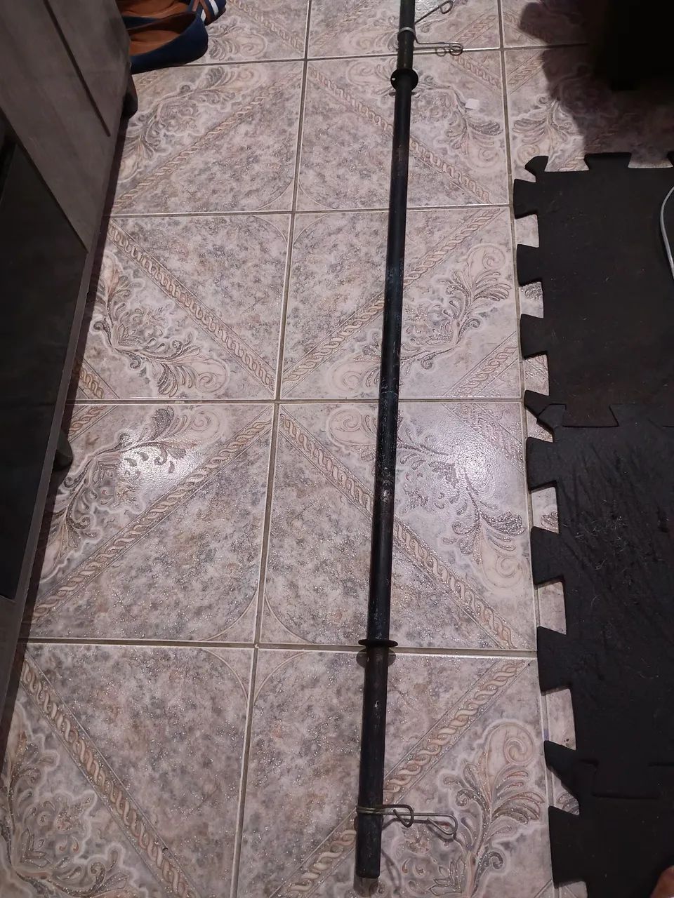 Barra de Musculação maciça com duas presilhas 