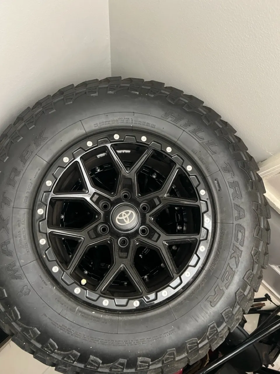 Roda Toyota HILUX com Pneu Hill Tracker