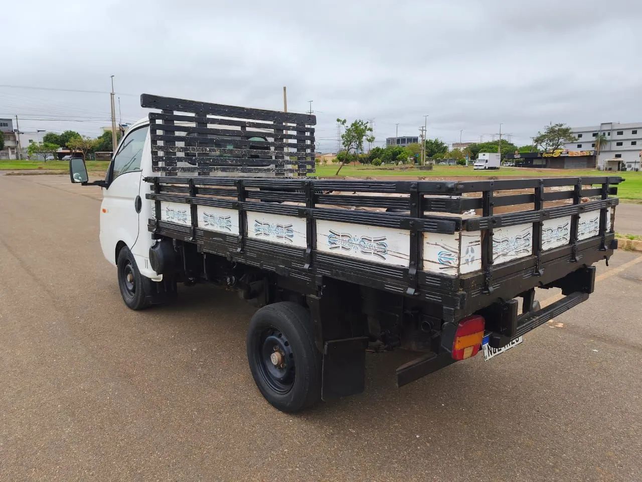 Caminhão pronto para trabalhar.