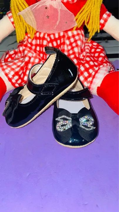 50,00as dois Sapatinhos de Bebê com Laço de Strass - Branco e Preto - Foto 5