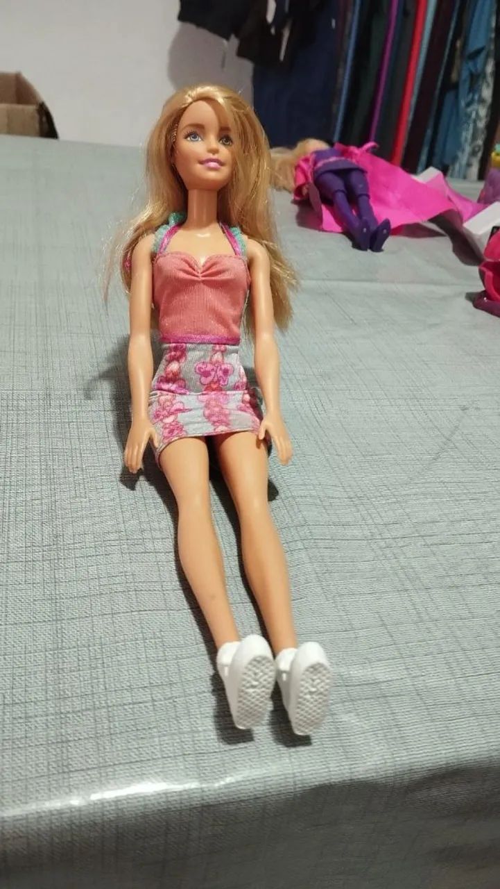 Boneca Barbie Loira com Roupa Fashion