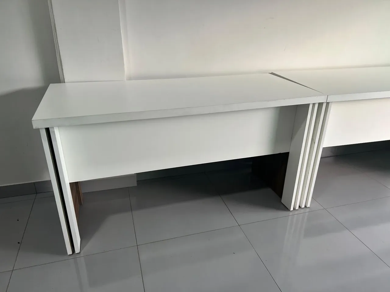 Mesa de Escritório Branca Moderna e Espaçosa