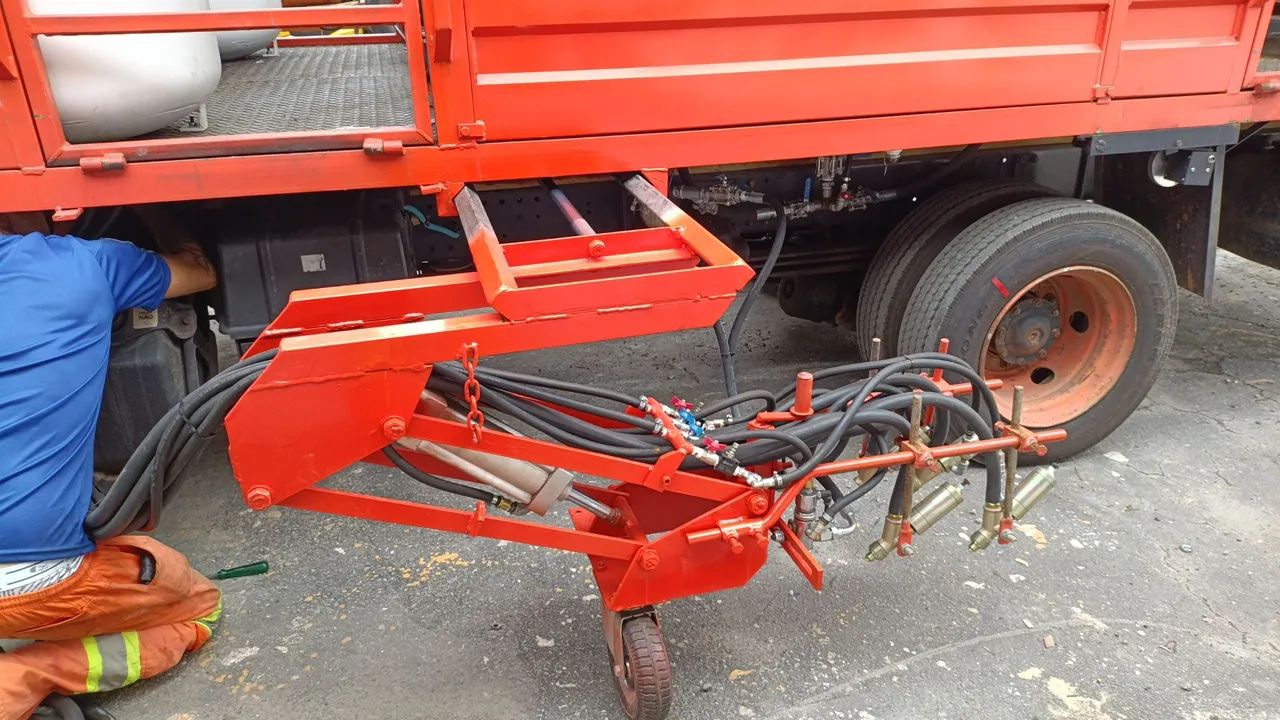 Caminhão de Sinalização viária equipamento pintura de rodovia  - Foto 4