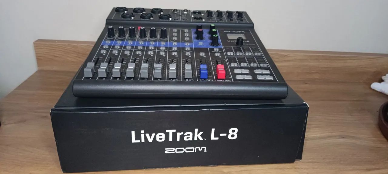 Mesa de Som Zoom LiveTrak L-8 - Foto 2