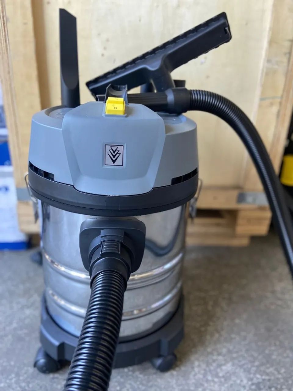  Aspirador de Pó e Líquido NT 2000 profissional - Marca:  Karcher