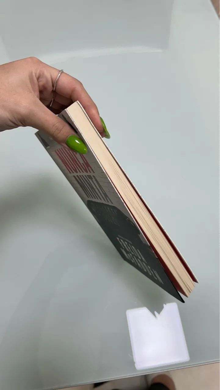 Livro Nunca Minta - Freida McFadden - Foto 4