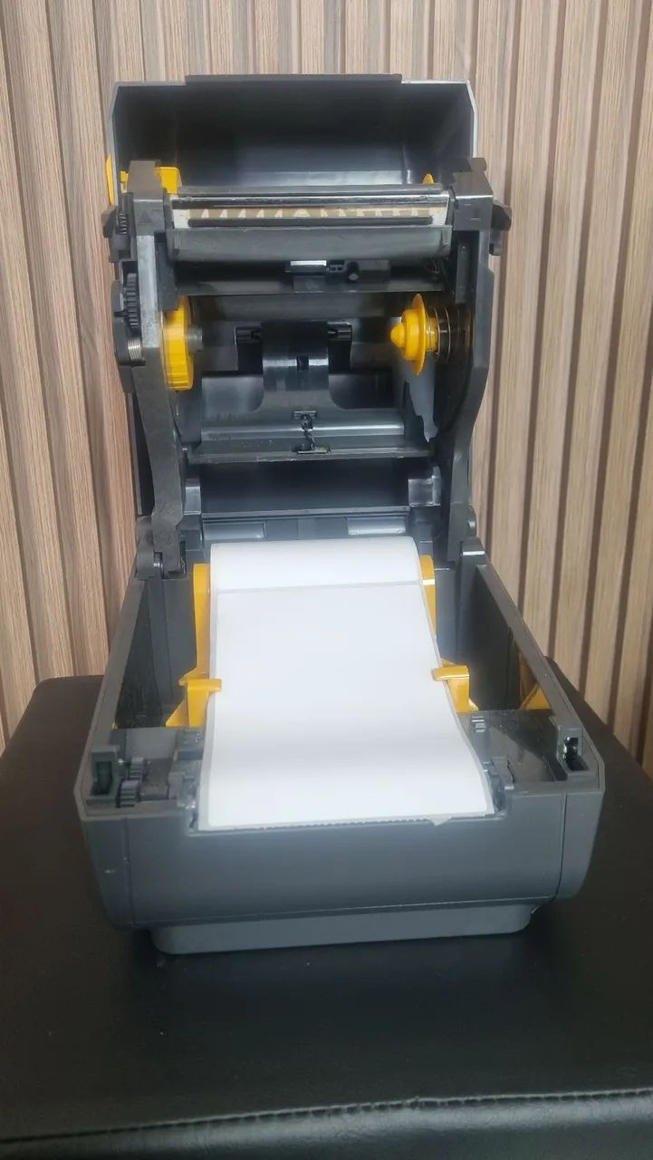 Impressora Zebra ZD220 - Semi Nova em Perfeito Estado + 2 Rolos de Etiquetas - Foto 2