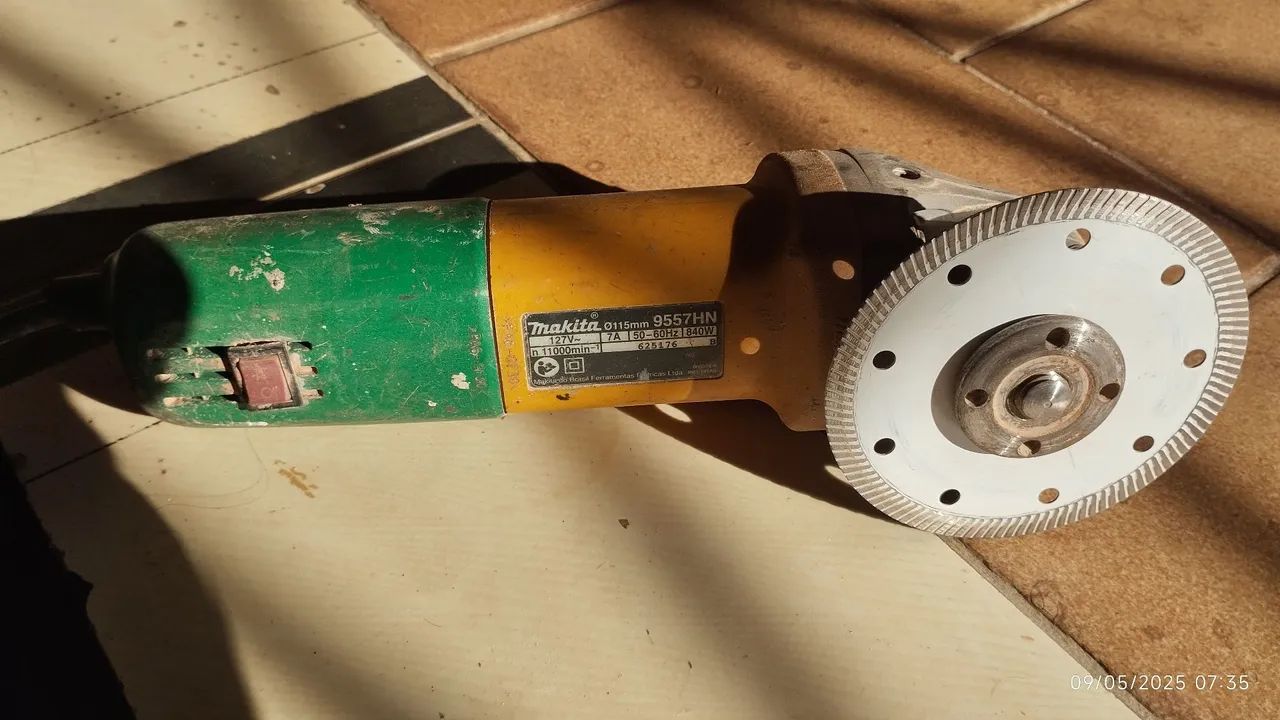 Esmerilhadeira Makita 9557HN 127V 840W