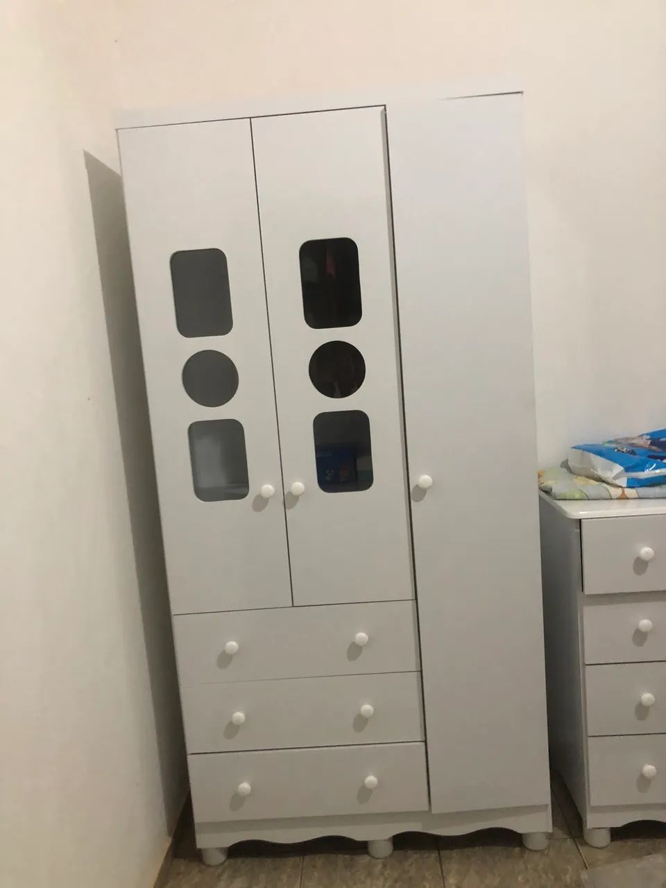 cômoda e guarda roupa de neném 