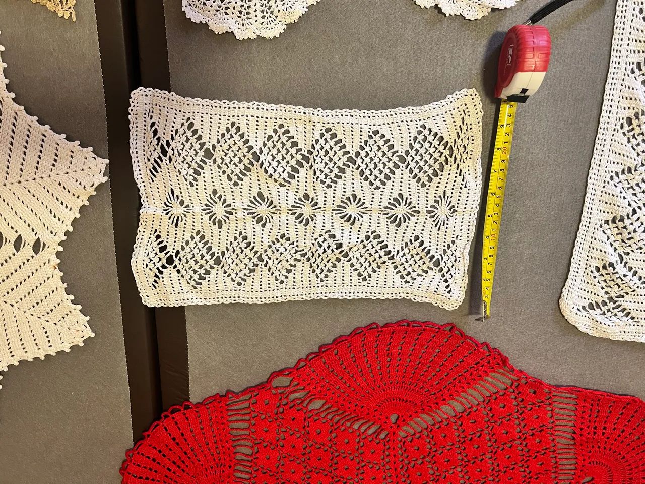 TOALHA BRANCA EM CROCHE PARA MESA OU BANDEJA TAMANHO 40x25 cm