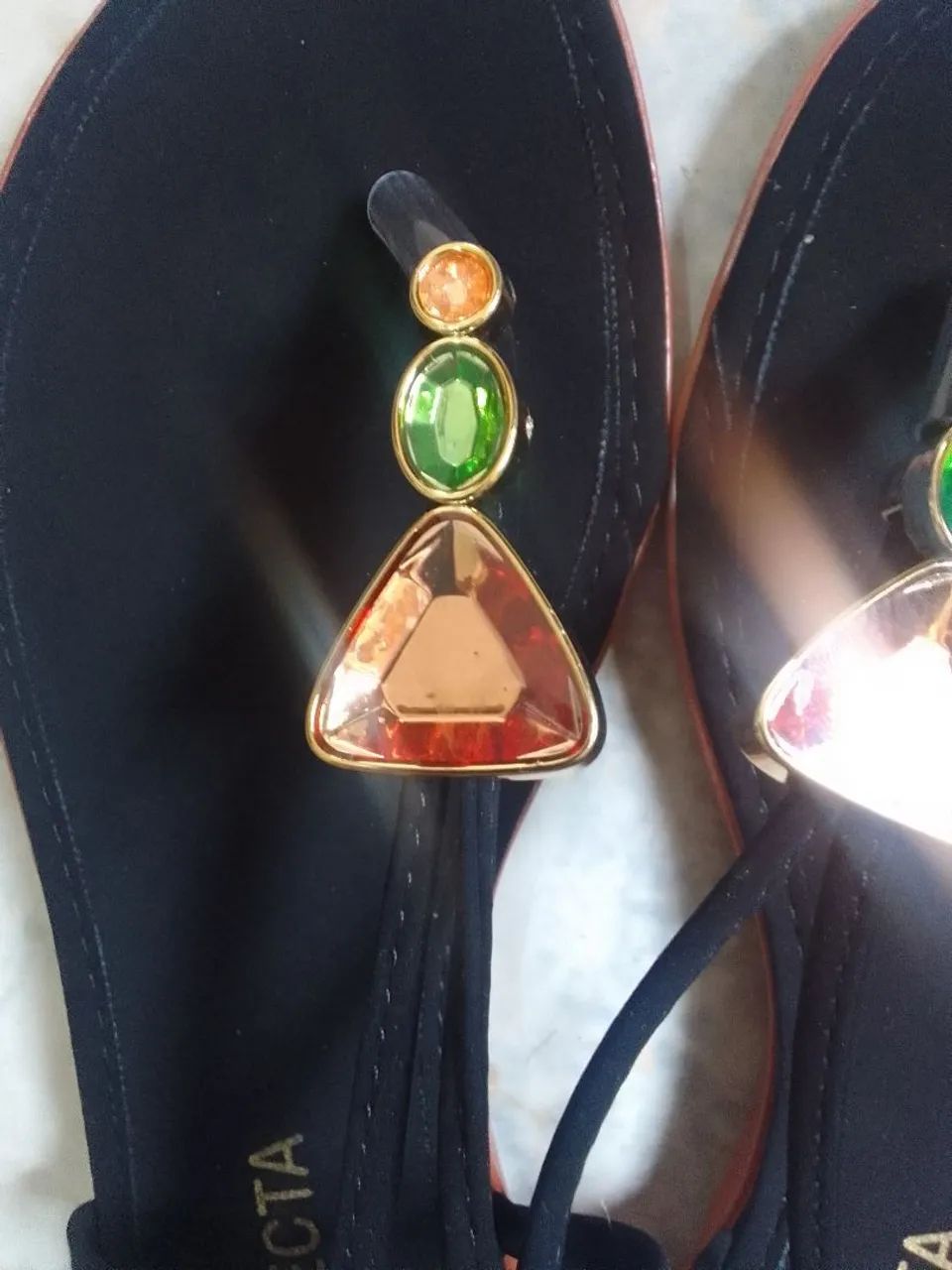 Sandália com detalhes em pedraria  - Foto 2