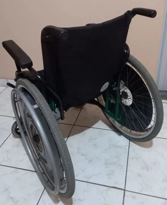 Cadeira de rodas em ótimo estado - Foto 4