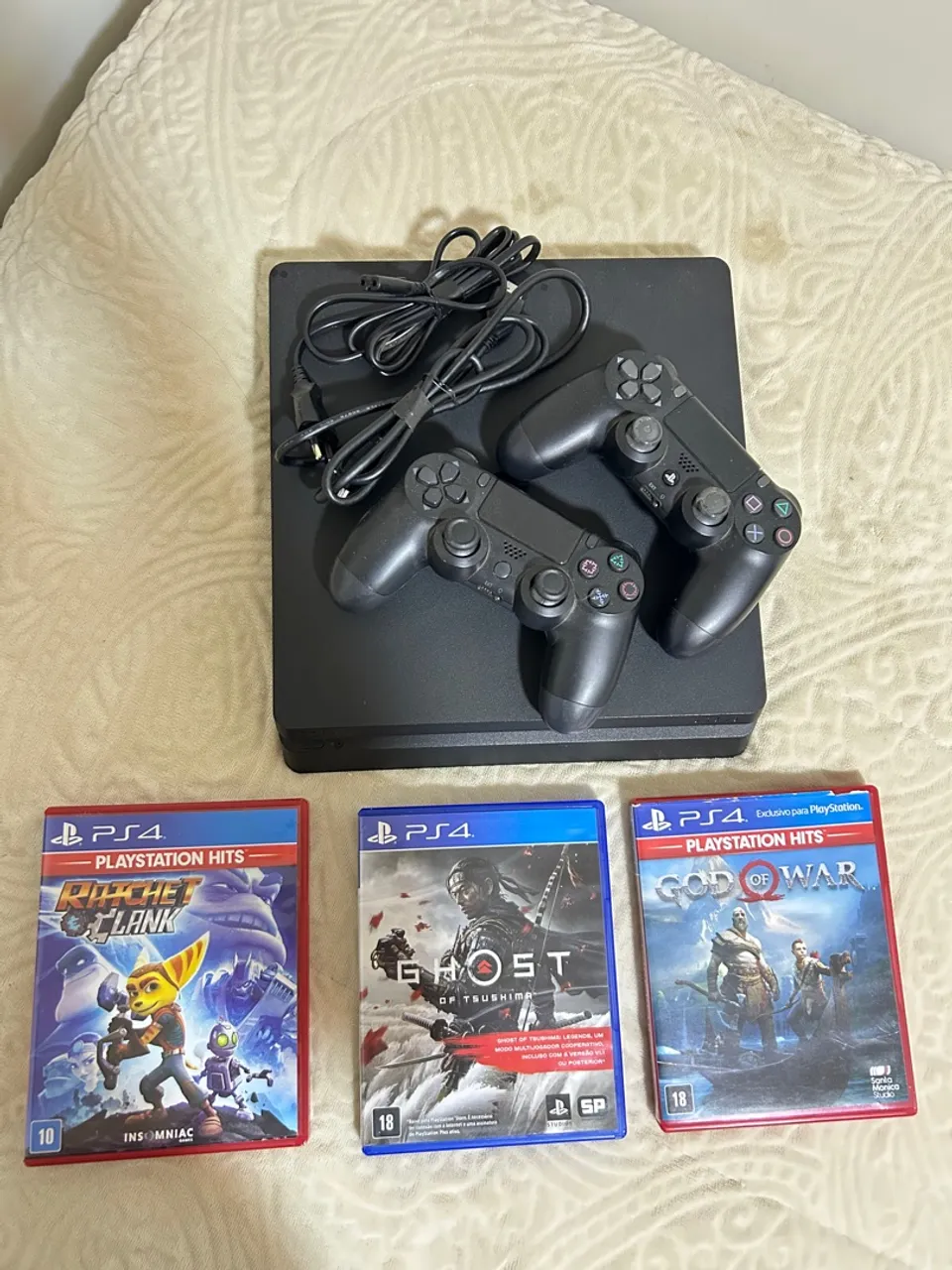 PS4 com 3 jogos - Ratchet & Clank, Ghost of Tsushima e God of War