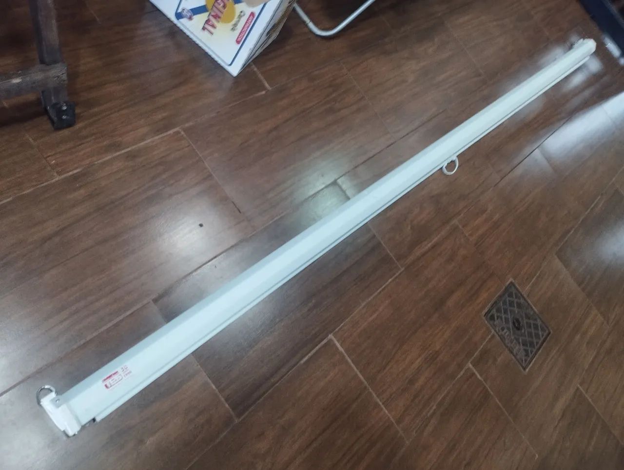 Tela de projeção retrátil  