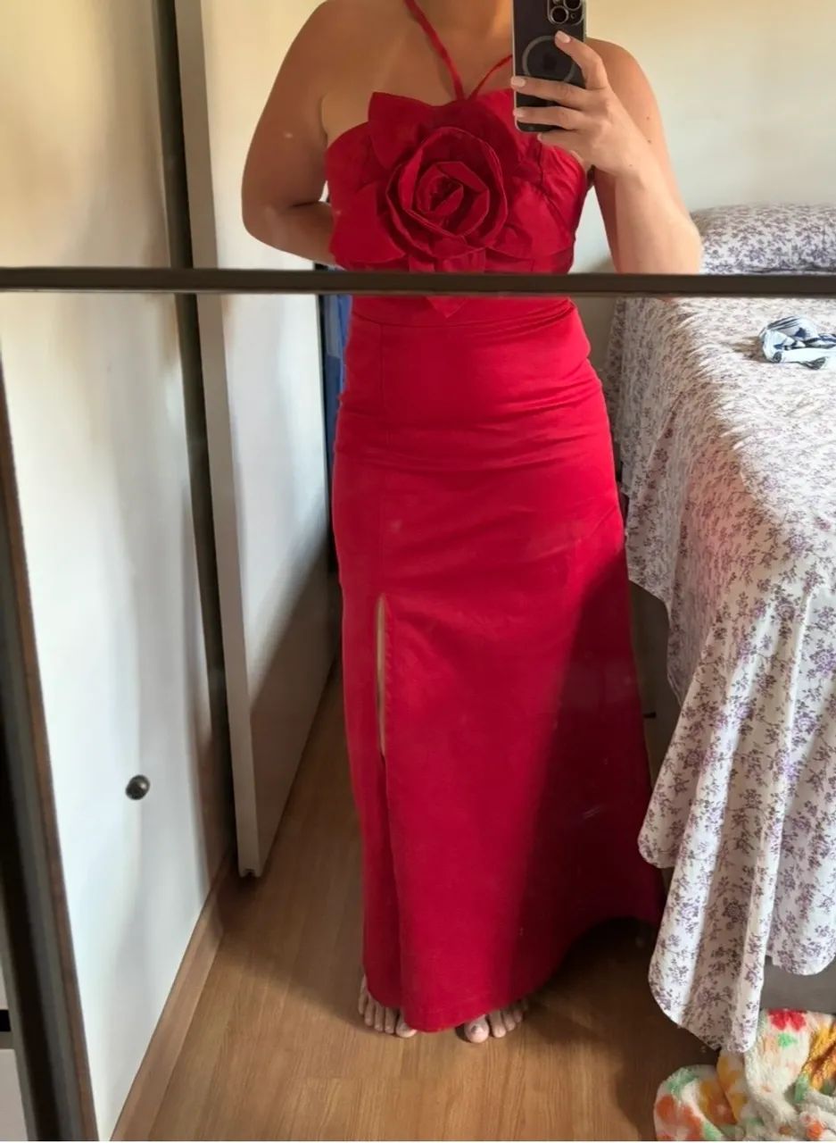 Vestido Vermelho com Detalhe Floral - Foto 2