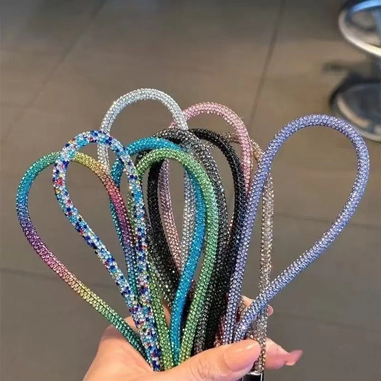 Lindas pulseiras de mão com brilho e strass Para Celular  - Foto 2