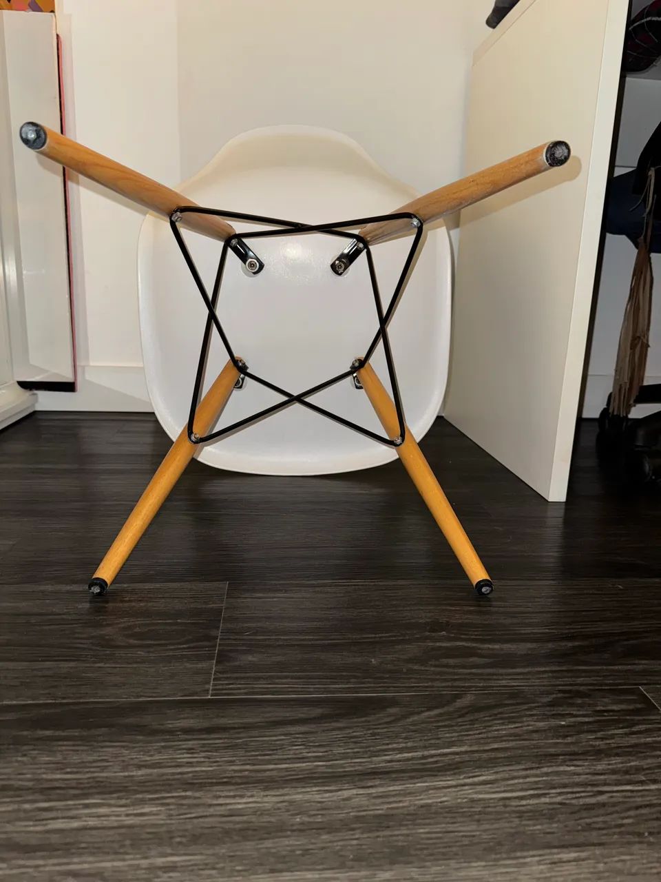 Cadeira Eames Eiffel Branca com Pé de Madeira - Estilo Moderno - Foto 4