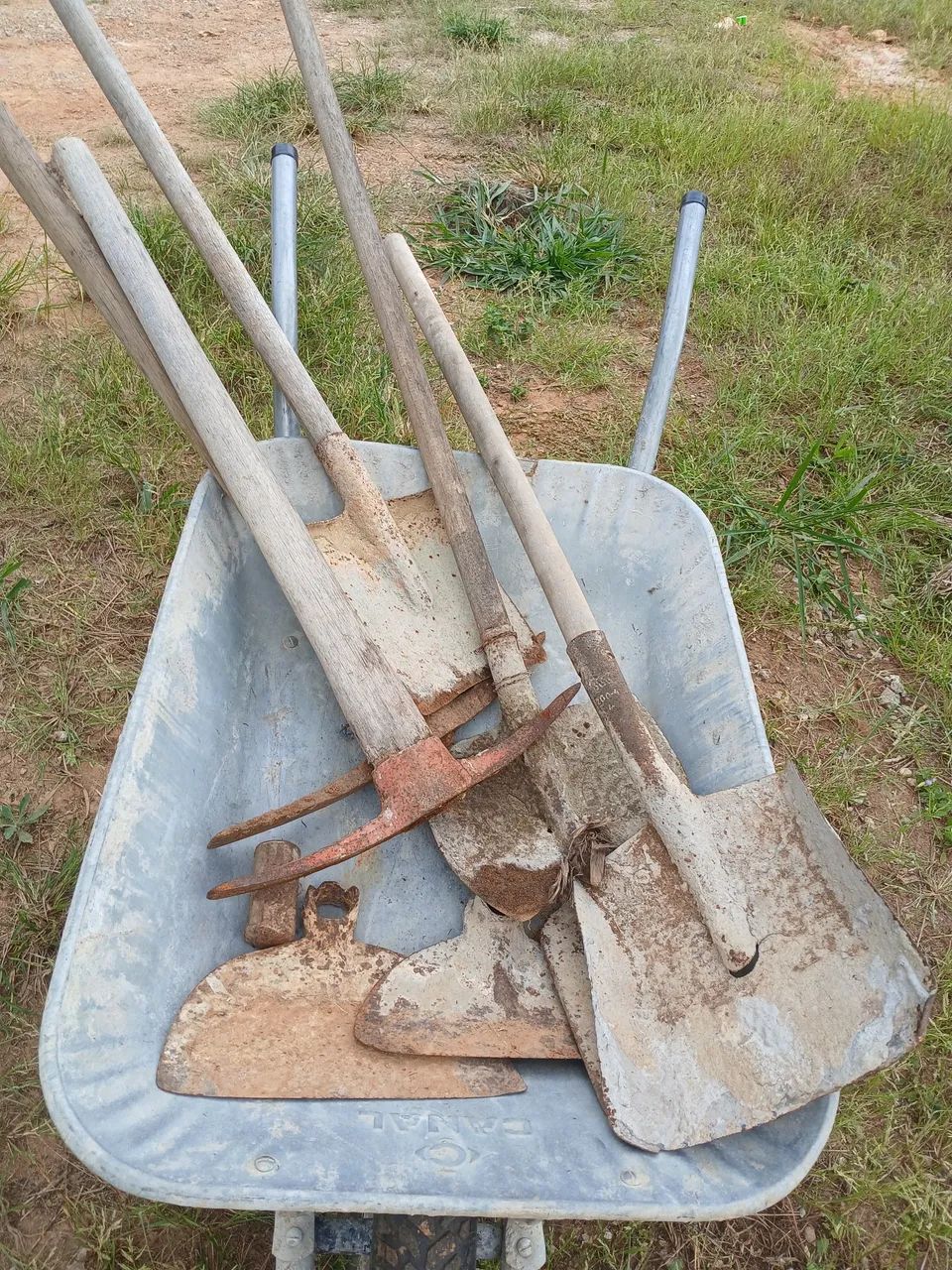 Carrinho de mão com várias ferramentas