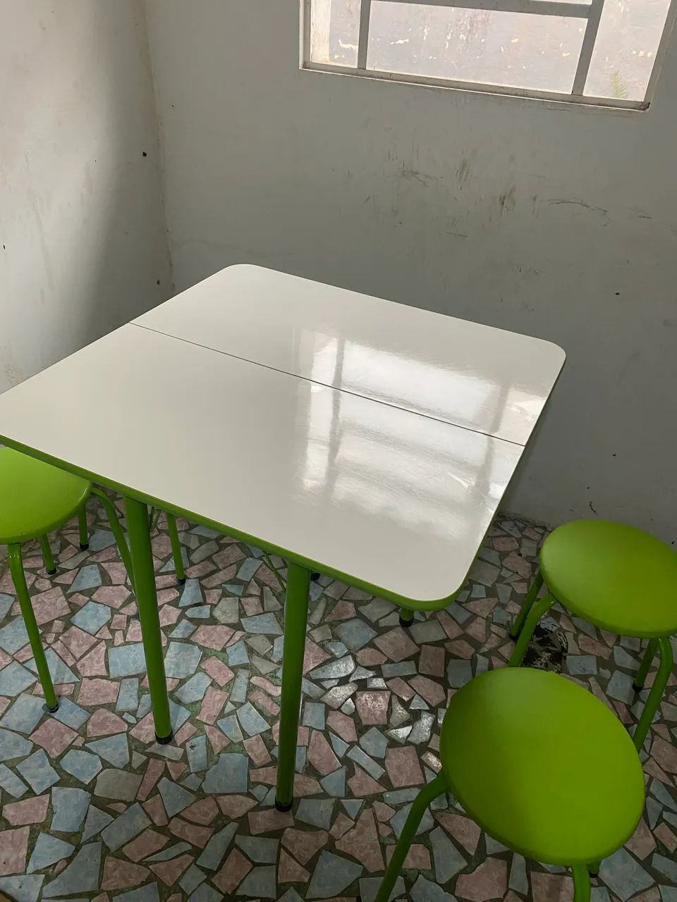 Conjunto Mesa Dobrável + 4 Bancos Verde e Branco - Foto 3