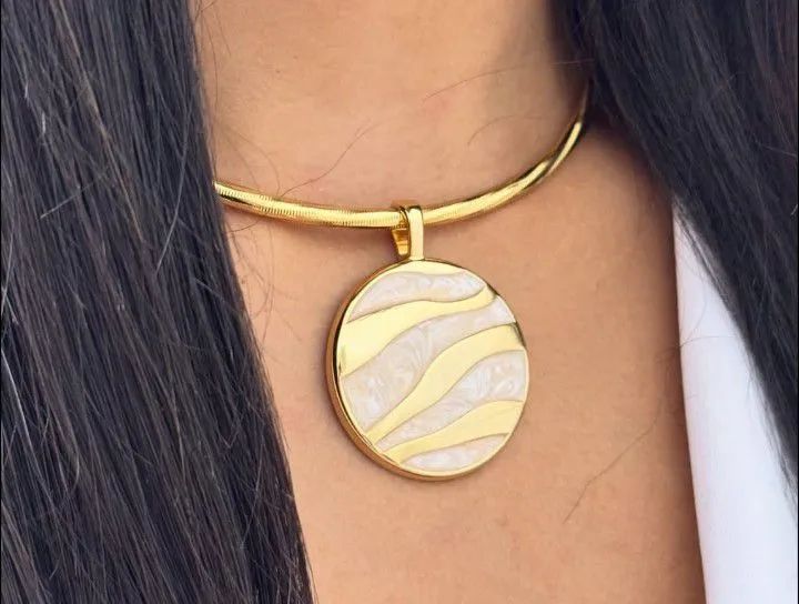 Lindo colar dourado  - Foto 2
