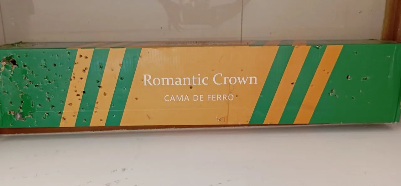 Cama de casal de ferro na caixa nova