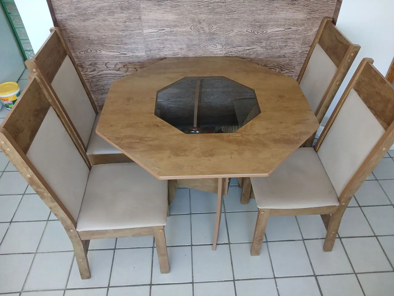 Vendo 1 mesa 4 cadeiras