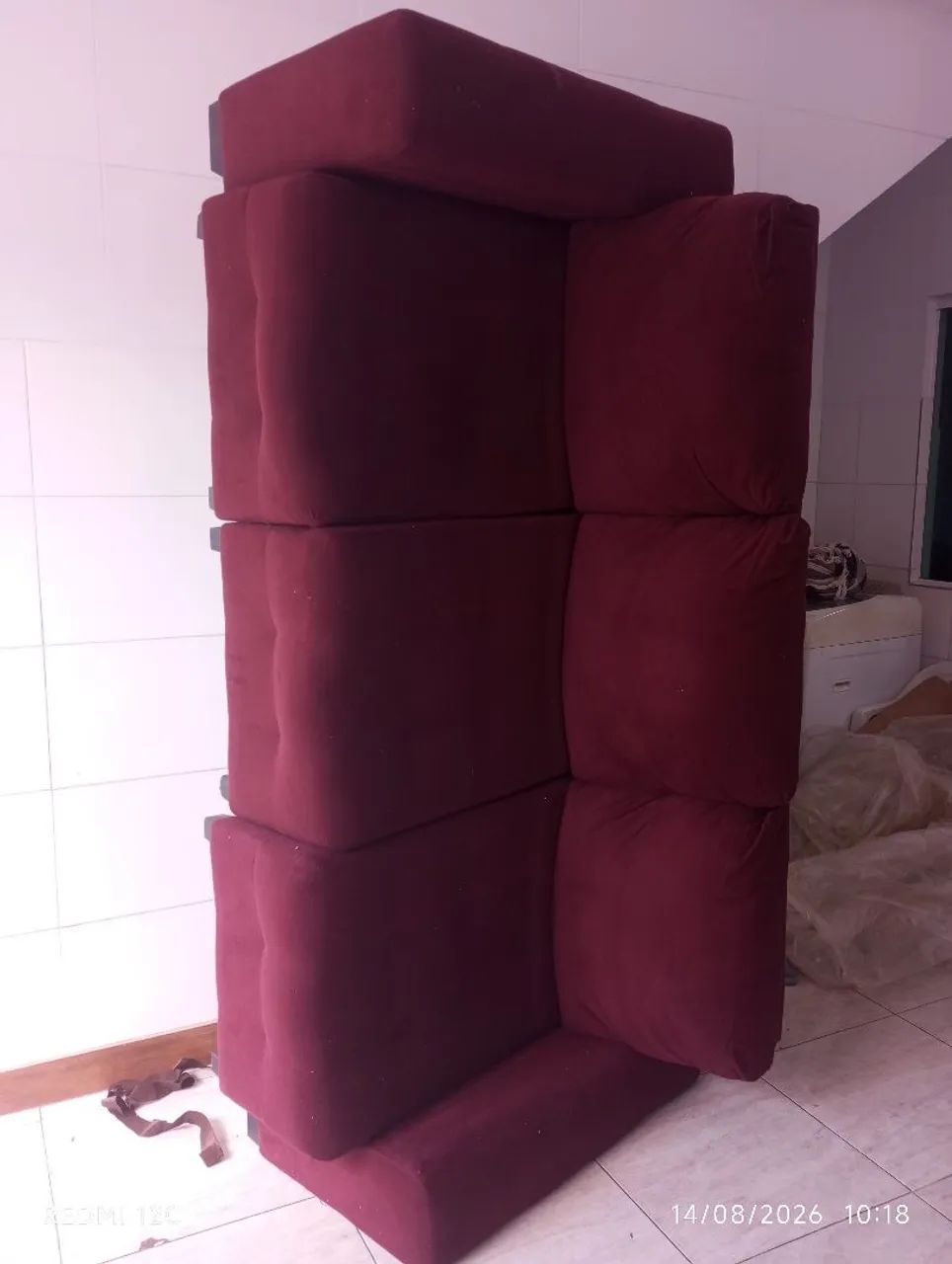 Conjunto de sofá de dois e três lugares os dois por 900.