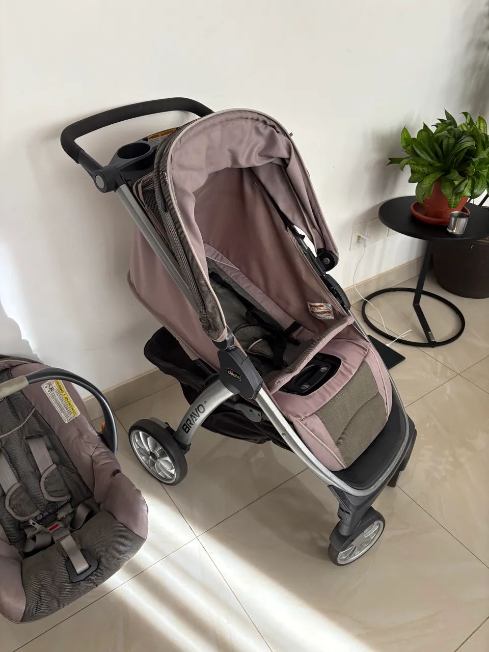 Kit carrinho de bebê e bebê conforto Chicco Bravo Travel System