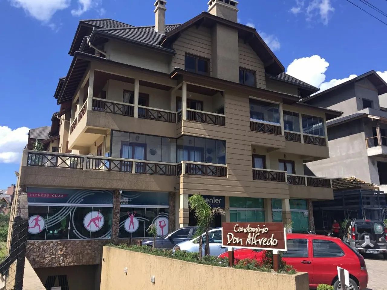 Cobertura duplex com 4 dormitórios junto ao centro de Gramado.