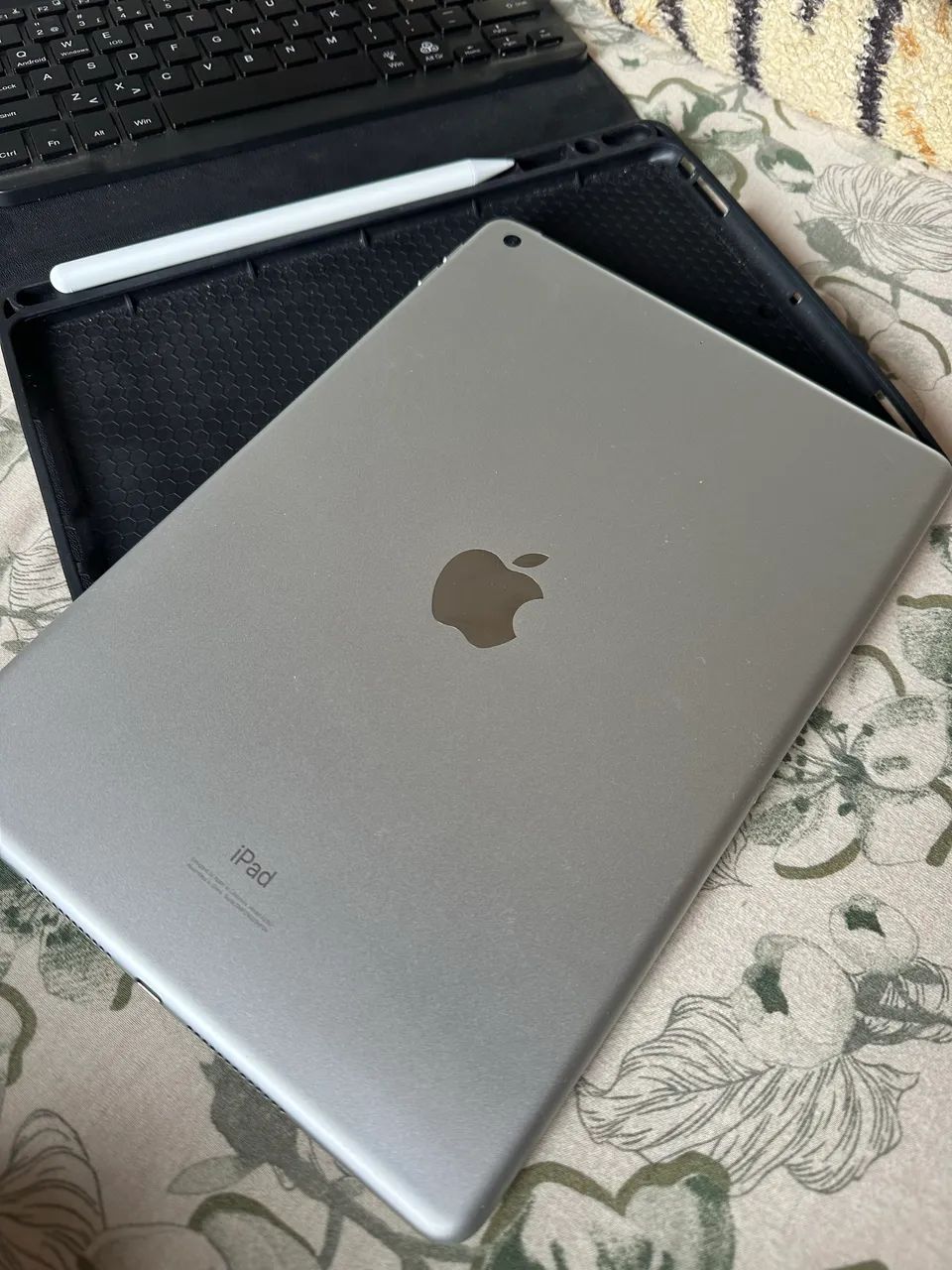 iPad 7 geração com caneta pencil e capa com teclado  - Foto 4