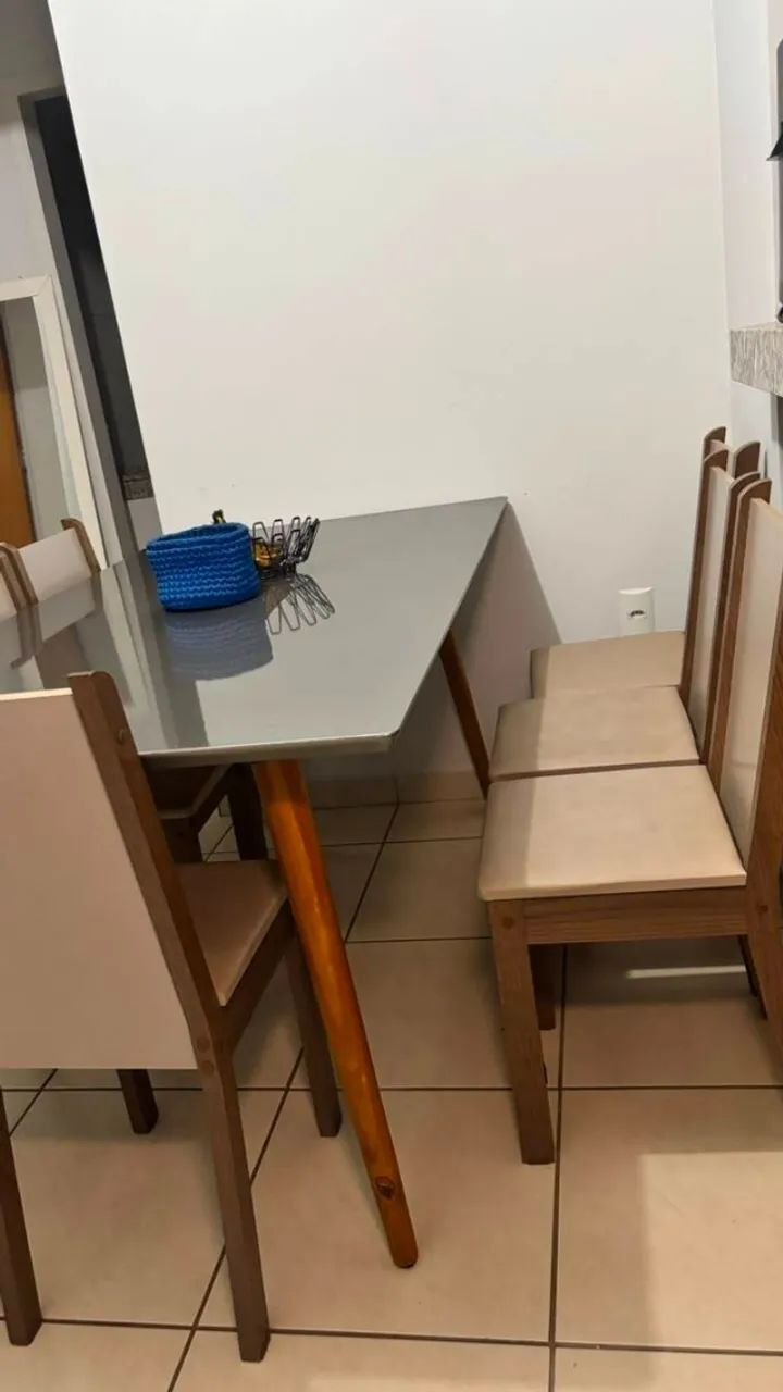 Mesa de jantar 6 lugares usada 