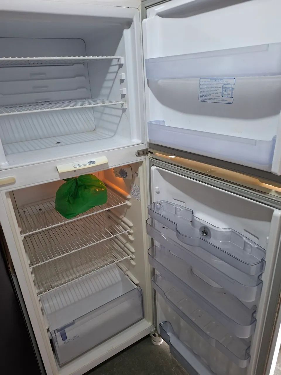 Vendo geladeira funcionando entrega gratis 