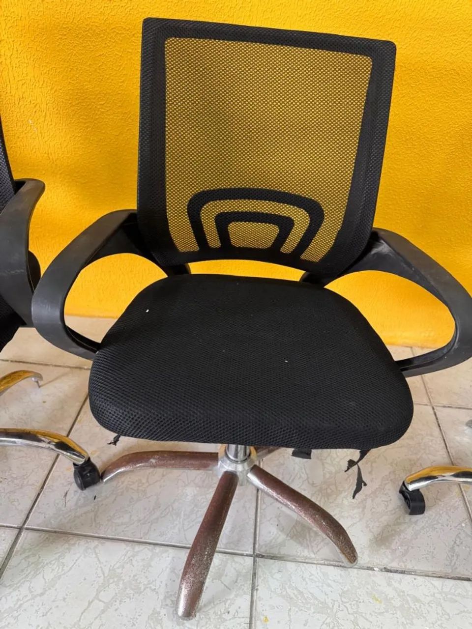 Cadeiras escritório com defeitos - Foto 3