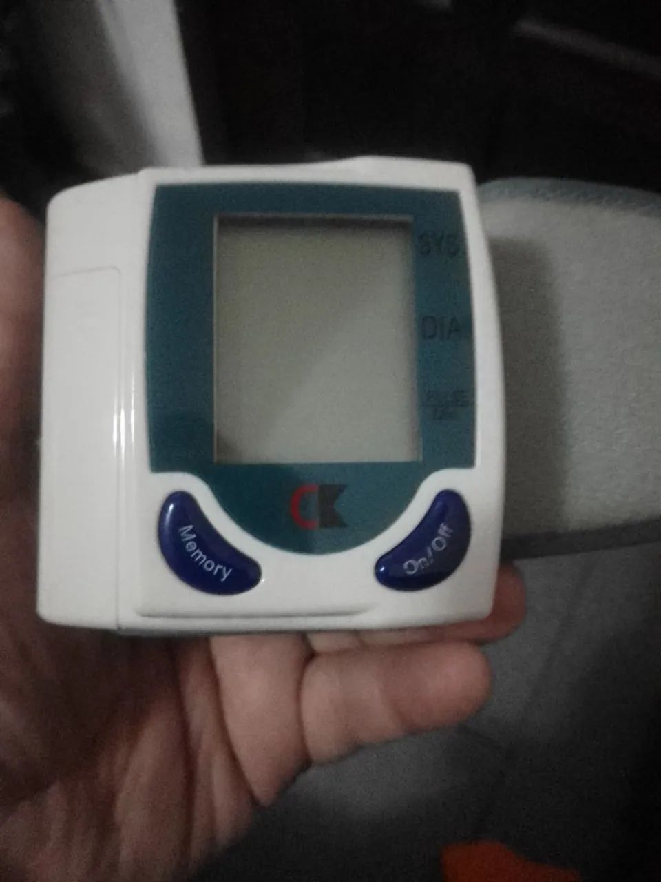Aparelho de pressão digital de pulso branco