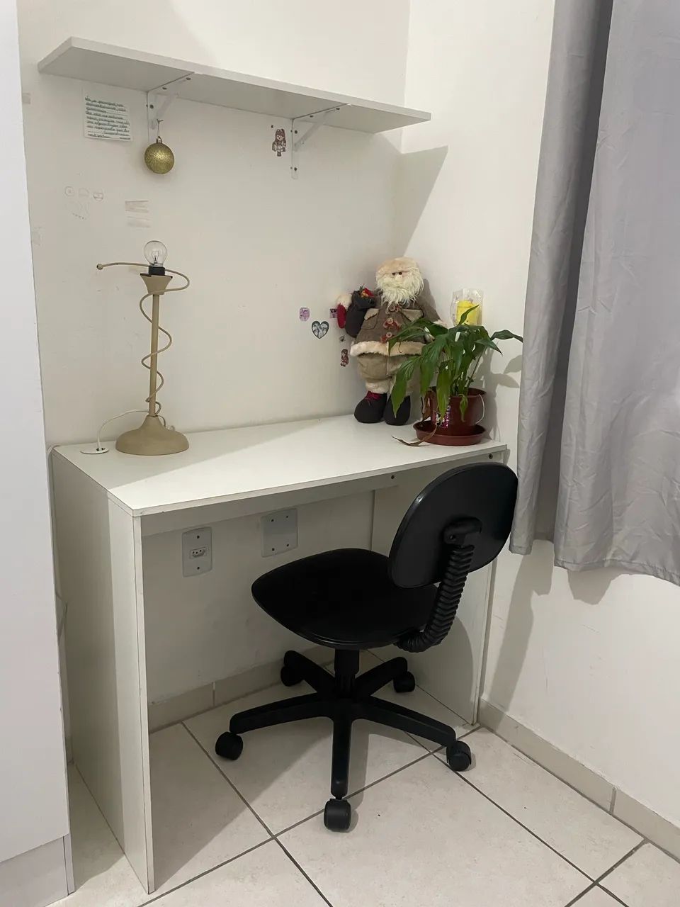 Escrivaninha com cadeira