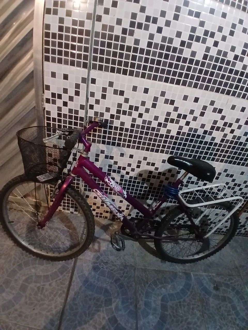 Vendo uma bicicleta .