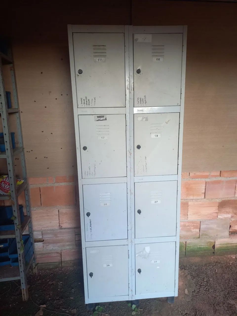 VENDE SE ARMÁRIO DE FERRO