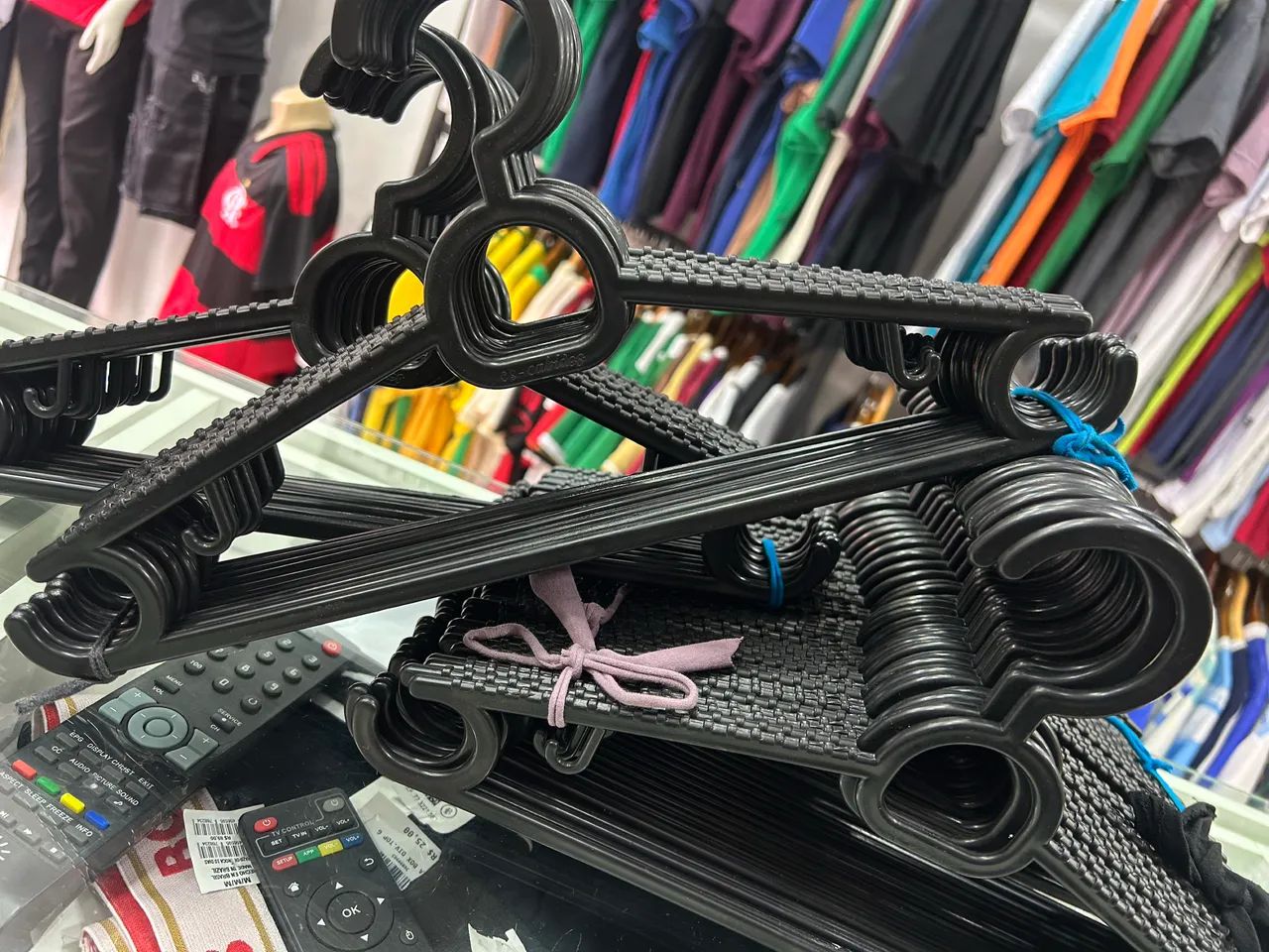 Kit com 58 cabides na cor preta
