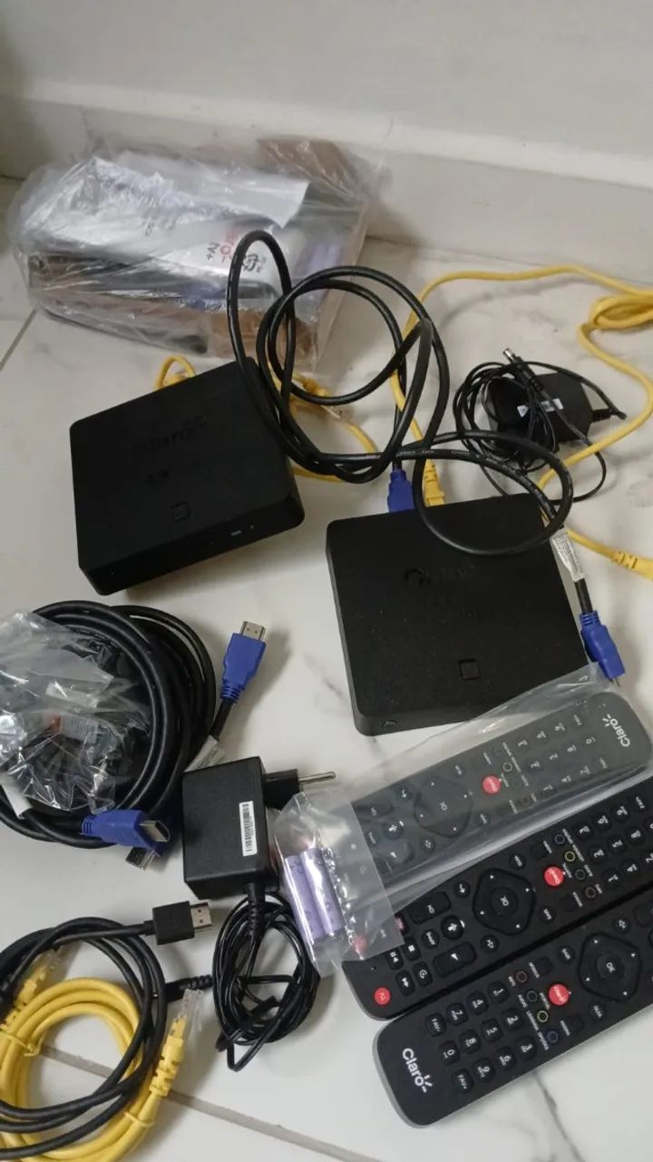 aparelho da Claro e tv interna