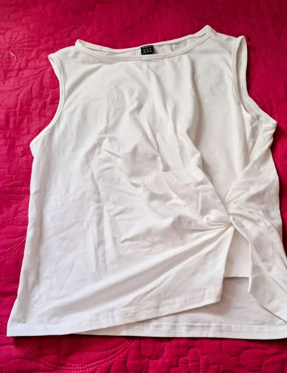 Blusa branca clássica e colete preto - Foto 2