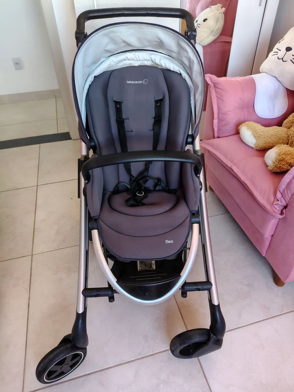 Carrinho da bébéconfort com bebê conforto e base para carro.