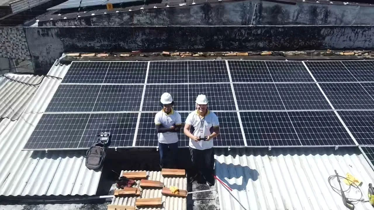 Limpeza e manutenção preventiva de placas solar. - Foto 2
