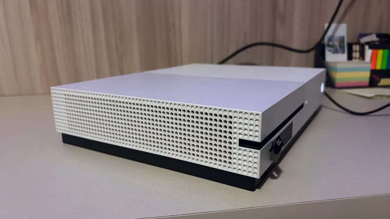 Console Xbox One S 1TB (Apenas o console e cabos) - Foto 3