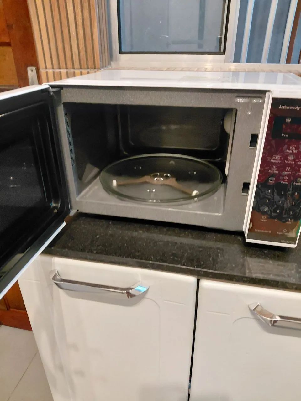 Micro-ondas 220V - Super Conservado e Funcionando Perfeitamente - Foto 2