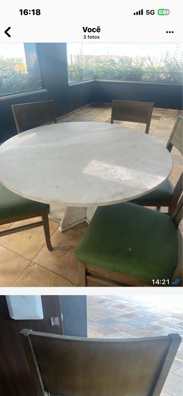 Mesa de mármore com cadeiras