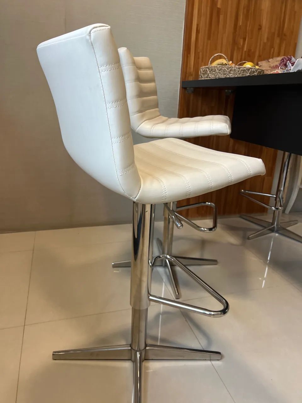 4 Banquetas reguláveis e giratórias. - Foto 2