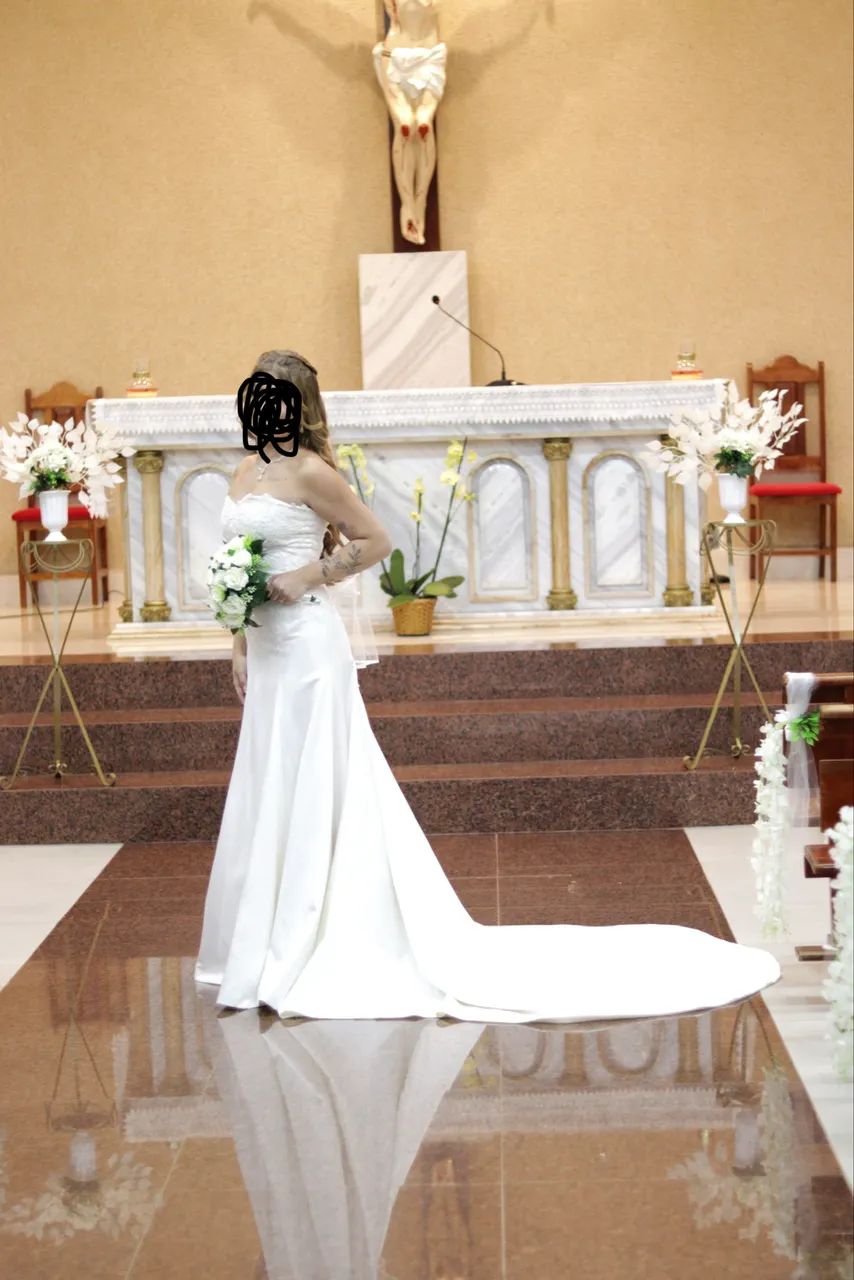 VESTIDO DE NOIVA LUXO BORDADO COM CAUDA - Foto 2
