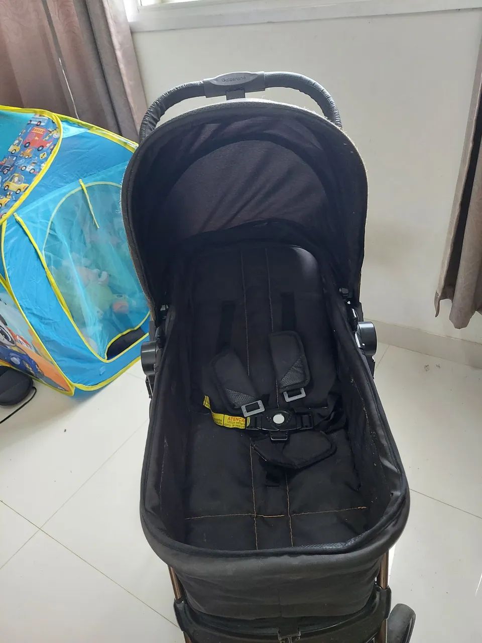 Carrinho de bebê com bebê conforto